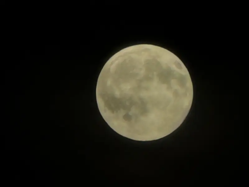 Mond 4